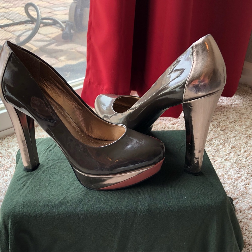 BCBG Brown, bronze and rose colored platform heel